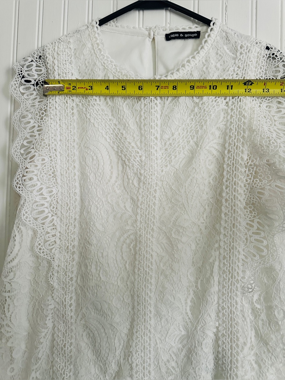Cable & Gauge White lace blouse with floral embroidery and scalloped edges - Picture 4 of 11